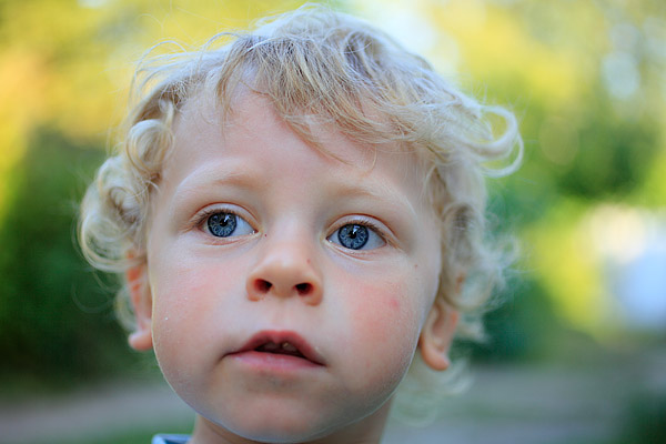 Neugierige Kinderaugen