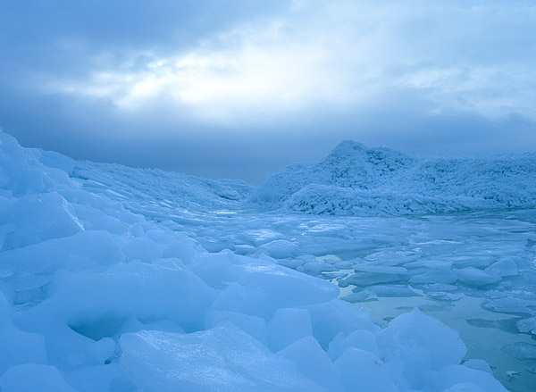 Auftrmungen von Brucheis im Januar 2003 auf Mnchsgut. Seit 50 Jahren die grte Eisansammlung an Rgens Ksten. Der hchste Eisberg war laut Zeitung 8m hoch